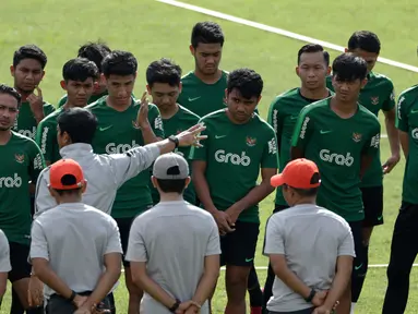 Pemain Timnas Indonesia U-22 berkumpul sebelum memulai latihan di Stadion Madya Senayan, Jakarta, Kamis (17/1). Latihan ini merupakan persiapan jelang Piala AFF U-22. (Bola.com/Yoppy Renato)