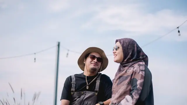 7 Potret Post Wedding Ricky Harun dan Herfiza, Romantis Bak Pasangan Muda