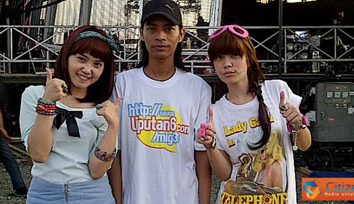 Salah satu anggota Mig33 berfoto dengan Shinta dan Jojo.