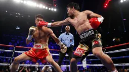 Pukulan Manny Pacquiao yang mengenai wajah Jessie Vargas saat tanding dalam memperebutkan sabuk WBO kelas Welter di Las Vegas, AS (5/11). Pacquiao merebut sabuk juara dari petinju Meksiko Jessie Vargas setelah menang angka mutlak. (Reuters/Steve Marcus)