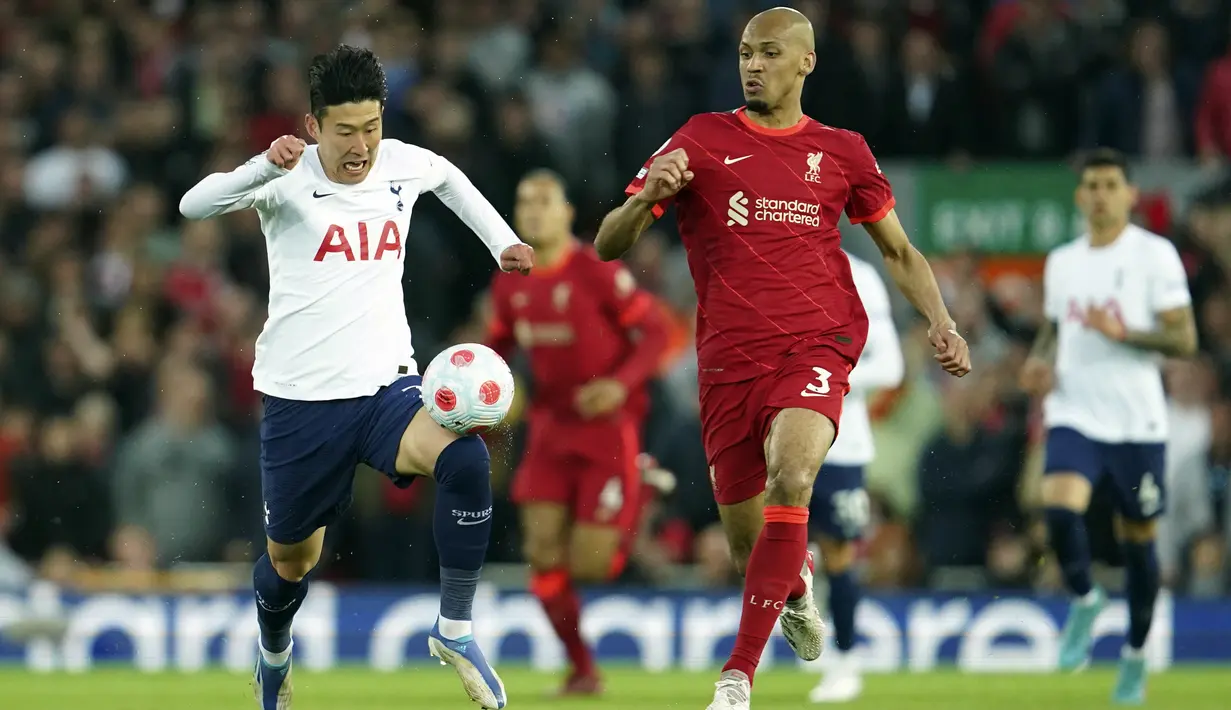 <p>Pemain Tottenham Hotspur Son Heung-min (kiri) menggiring bola melewati pemain Liverpool Fabinho pada pertandingan sepak bola Liga Inggris di Stadion Anfield, Liverpool, Inggris, 7 Mei 2022. Pertandingan berakhir imbang 1-1. (AP Photo/Jon Super)</p>