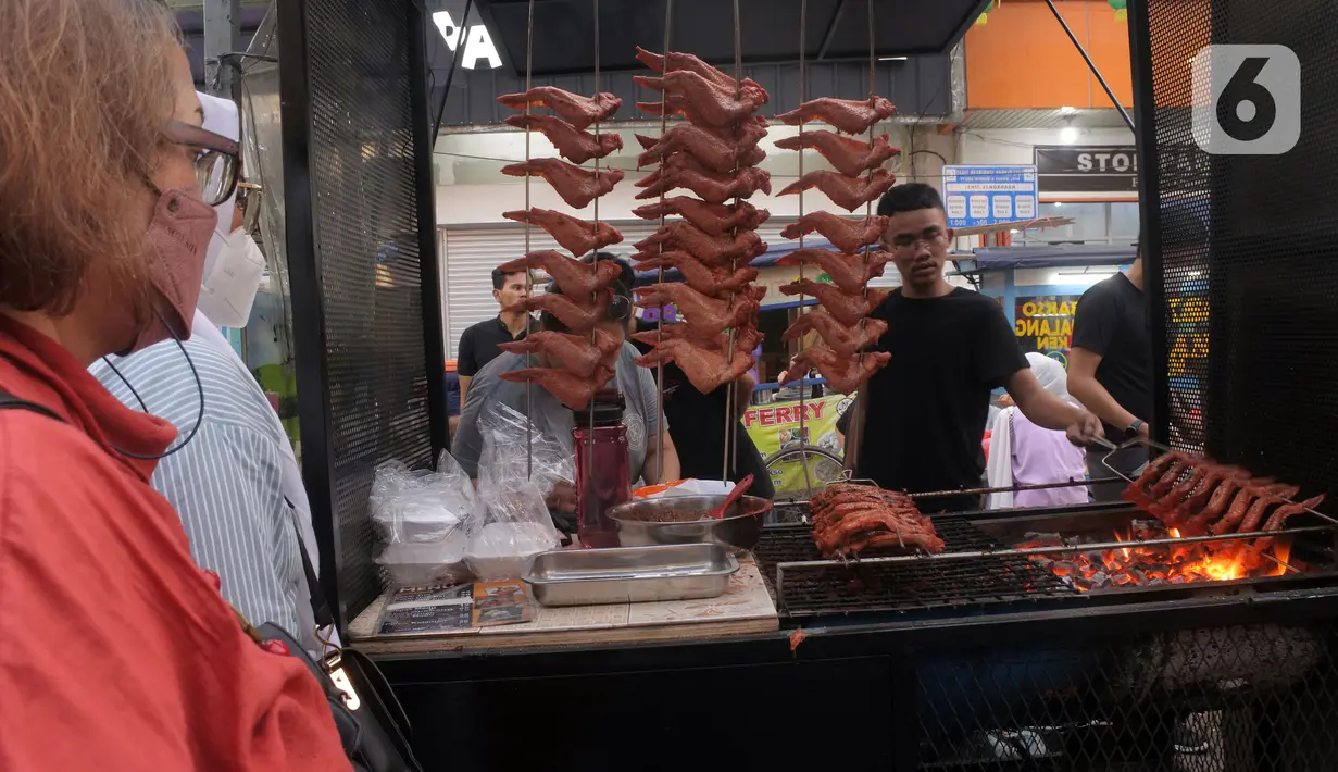 Warga antre membeli takjil atau menu berbuka puasa Ramadhan di Pasar Lama Tangerang, Banten, Sabtu (16/4/2022). Kawasan Pasar Lama menjadi salah satu tempat favorit bagi para pecinta kuliner dengan nuansa Pecinan. (merdeka.com/Imam Buhori)
