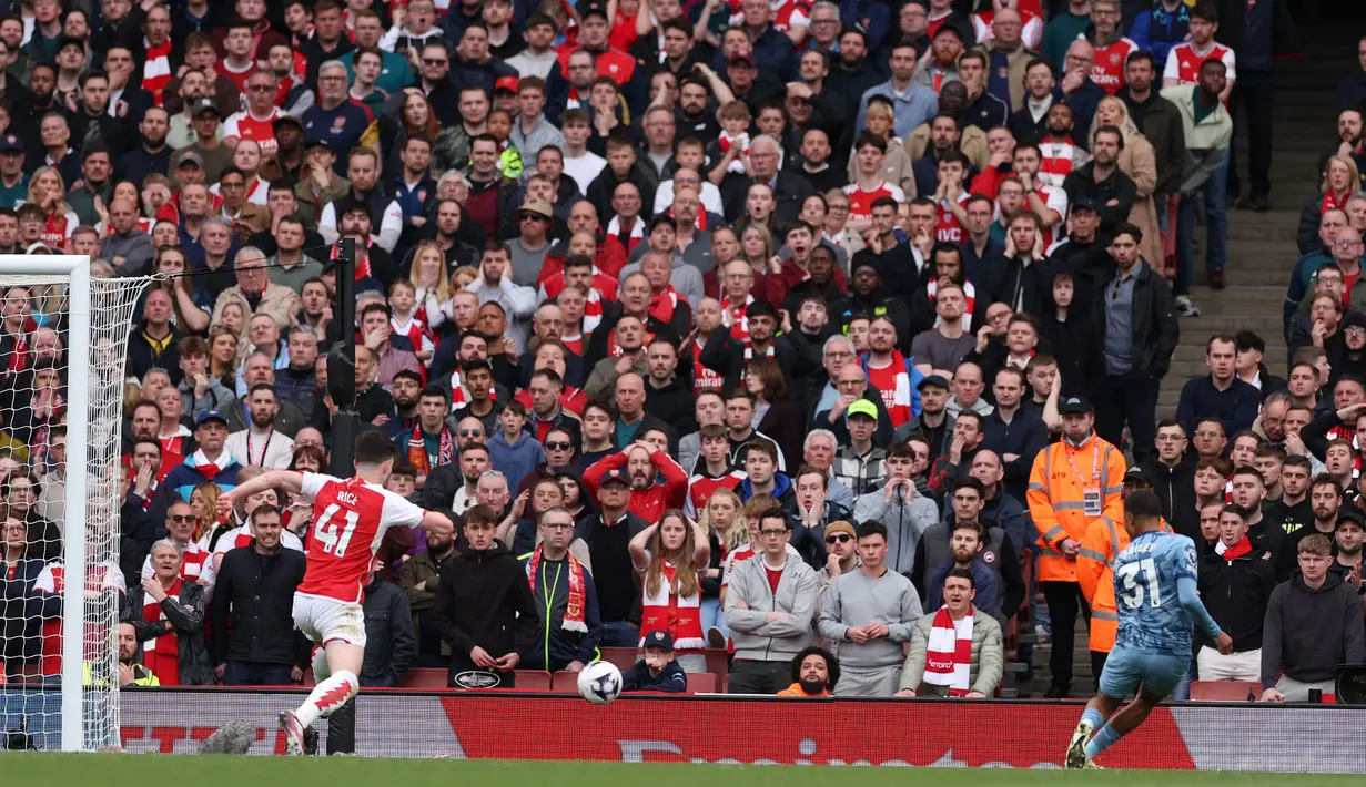Striker Aston Villa, Leon Bailey (kanan) mencetak gol pertama timnya ke gawang Arsenal pada laga pekan ke-33 Premier League 2023/2024 di Emirates Stadium, London, Minggu (14/4/2024). (AFP/Adrian Dennis)