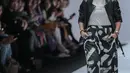 Aktris Dian Sastrowardoyo berjalan di catwalk mengenakan busana bertajuk Cotton Ink x Dian Sastro pada Jakarta Fashion Week 2019 di Senayan City, Rabu (24/10). COTTONINK mempersembahkan sejumlah rancangan dari beberapa artis. (Liputan6.com/Faizal Fanani)