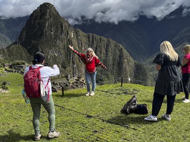 Turis mengunjungi reruntuhan Inca kuno Machu Picchu untuk pertama kalinya setelah ditutup untuk umum, di lembah Urubamba, tujuh puluh dua kilometer dari kota Cusco di Pegunungan Andes, Rabu (15/2/2023). Tempat wisata Machu Picchu yang paling terkenal di Peru, kembali dibuka untuk turis pada Rabu, setelah sempat ditutup karena aksi protes besar. (Photo by Carolina Paucar / AFP)