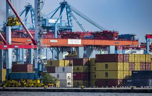 Surat tersebut menginformasikan bahwa tarif impor terhadap berbagai produk akan dinaikkan ke level antara 25% hingga 40%. (Bay ISMOYO/AFP)