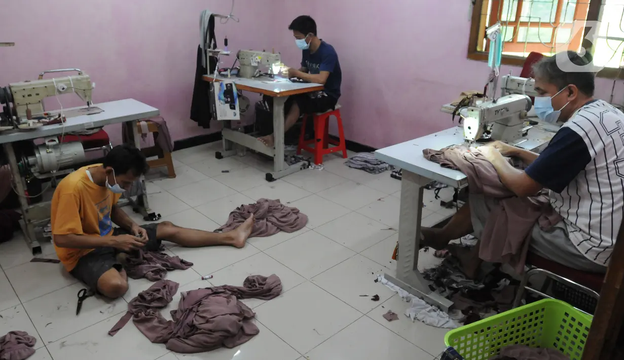 Pekerja menyelesaikan proses produksi di home industri busana muslim Albarizk UMMA di kawasan Beji, Depok, Selasa (12/4/2022). Mendekati lebaran, penjualan jilbab dan busana musim secara online meningkat 100 persen dibandingkan tahun lalu saat masa pandemi. (merdeka.com/Arie Basuki)