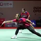 Ganda putri Indonesia, Febriana Dwipuji Kusuma/Amalia Cahaya Pratiwi saat bertanding menghadapi sesama wakil Indonesia, Lanny Tria Mayasari/Ribka Sugiarto pada babak 32 besar Kejuaraan Bulu Tangkis Indonesia Open 2023 di Istora Senayan, Jakarta, Selasa (13/6/2023). Pasangan Febriana/Amalia menang dengan skor 21-15, 21-18. (Bola.com/Bagaskara Lazuardi)