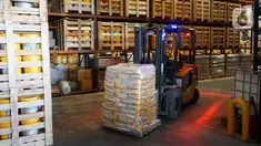Pekerja dengan mobil lift pengangkut barang mendistribusi bahan kimia untuk konstruksi dan industri di Gudang Sika Indonesia, Bogor, Selasa (24/05/2022). Perusahaan asal Swiss mengalami pertumbuhan bisnis positif mencapai dua digit di masa pandemi. (Liputan6.com/HO/Reza)