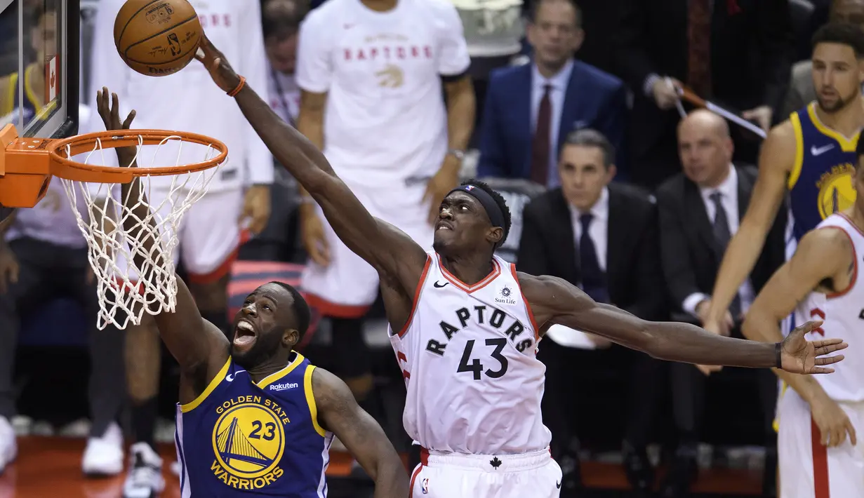 Pebasket Toronto Raptors, Pascal Siakam, berusaha memasukan bola saat melawan Golden State Warriors pada laga Final NBA di Scotiabank Arena, Toronto, Kamis (30/5). Raptors menang 118-109 atas Warriors. (AP/Nathan Denette)