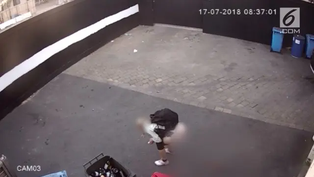 Sebuah kejadian mengejutkan di belakang sebuah toko di Australia terekam kamera pengawas CCTV. Dalam video itu terekam seorang wanita buang air besar di sembarang tempat.