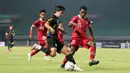 <p>Pemain&nbsp;Indonesia U-17, Iqbal Gwijangge (kanan), berusaha menghadang pergerakan dari pemain Timnas Korea Selatan U-17 dalam pertandingan uji coba yang berlangsung di Stadion Patriot Candrabhaga, Bekasi, Rabu (30/8/2023). (Bola.com/Abdul Aziz)</p>