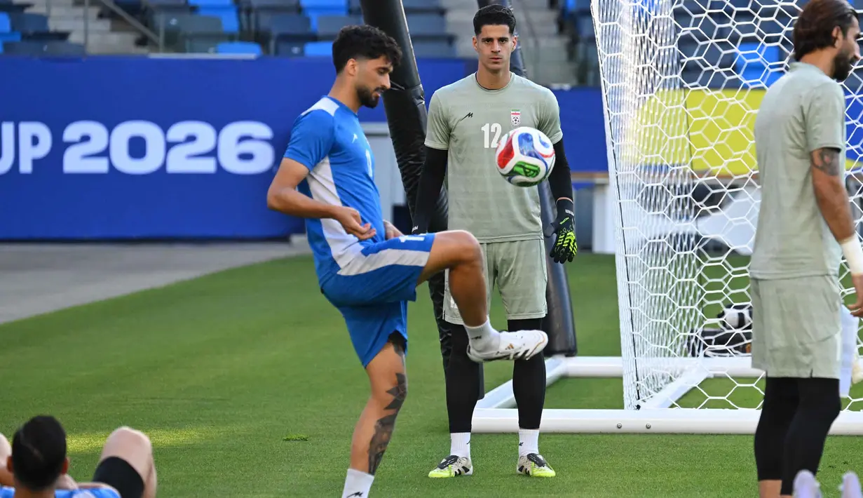 Penyerang Iran, Ali Alipour (kiri), bersama Payam Niazmand, saat mengikuti sesi latihan di Carson Sports Park, California pada Minggu 14 Juni 2026, menjelang pertandingan Grup G Piala Dunia 2026 melawan Selandia Baru. (Patrick T. Fallon/AFP)