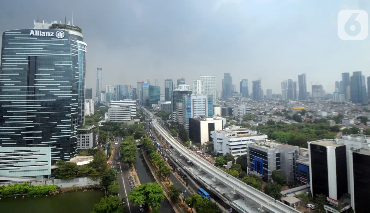Proyek pembangunan Light Rail Transit (LRT) Jabodebek terlihat di Jalan Kuningan, Jakarta, Jumat (11/10/2019). Jalur yang akan menghubungkan Jakarta, Bogor, Depok, dan Bekasi tersebut ditargetkan akan rampung pada tahun 2021. (merdeka.com/Dwi Narwoko)