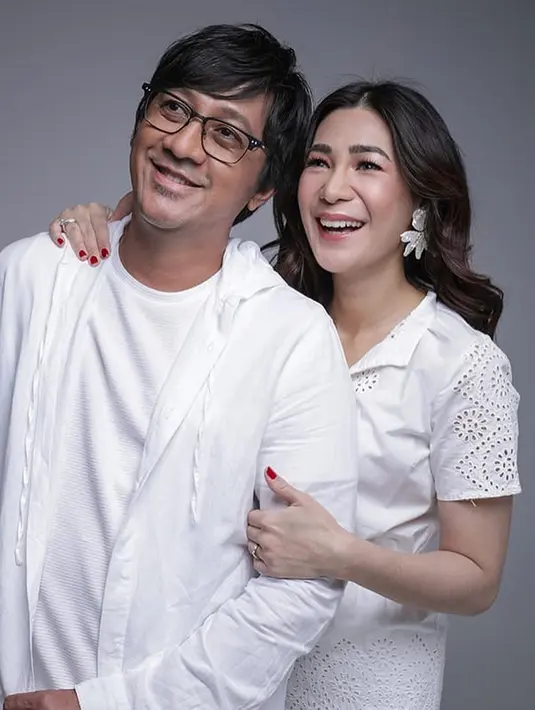 Berfoto menggunakan baju yang memiliki warna sama yaitu putih, membuat mereka berdua tampak sangat mesra dan cocok. (Liputan6.com/IG/@andreastaulany)