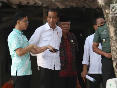 Presiden Joko Widodo bersama Gibran Rakabuming Raka memantau persiapan simulasi kirab kereta pembawa mempelai pengantin di Solo, Senin (6/11). Jokowi dan Gibran meninjau langsung kirab yang akan membawa Kahiyang-Bobby. (Liputan6.com/Angga Yuniar)