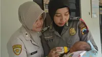 Petugas Klinik Bhayangkara mengendong bayi laki-laki yang ditemukan di kamar Hotel Karya Jaya, Gilingan, Banjarsari, Solo, Selasa (26/6 - 2018). (Solopos/Muhammad Ismail)