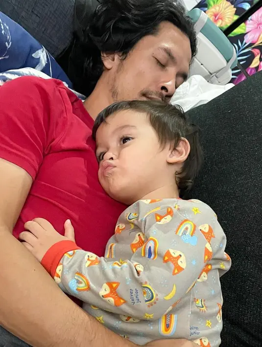 Edward Akbar Bersama Anak (Instagram/edward_akbar)