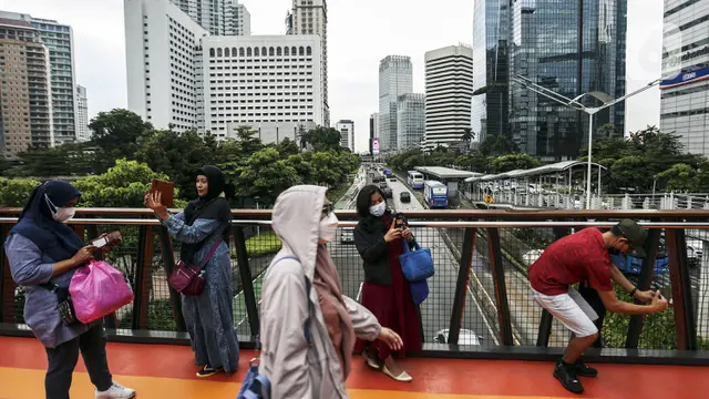 FOTO: Antusiasme Warga Berburu Swafoto di JPO Pinisi
