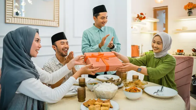 keluarga berkumpul lebaran memberi hampers