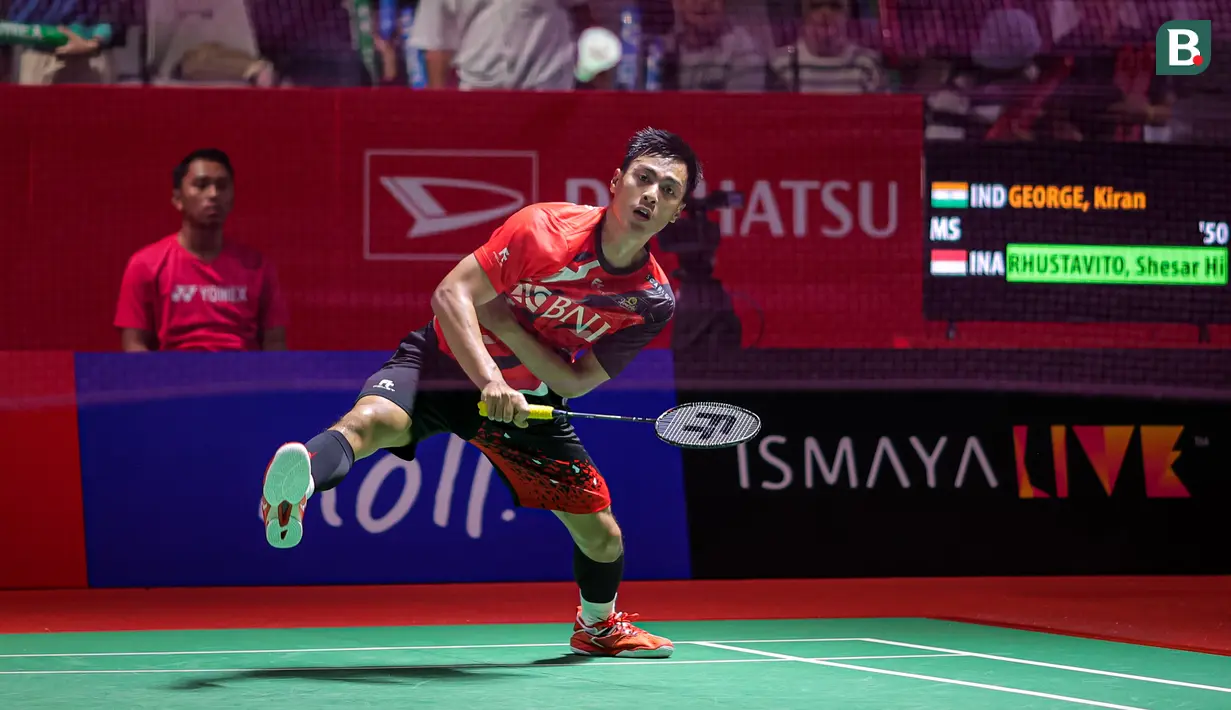<p>Tunggal putra Indonesia, Shesar Hiren Rhustavito, saat melawan wakil India, Kiran George pada babak penyishian Indonesia Masters 2024 di Istora Senayan, Selasa (23/1/2024). Shesar takluk dengan skor 17-21, 21-12, 15-21. (Bola.com/Bagaskara Lazuardi)</p>