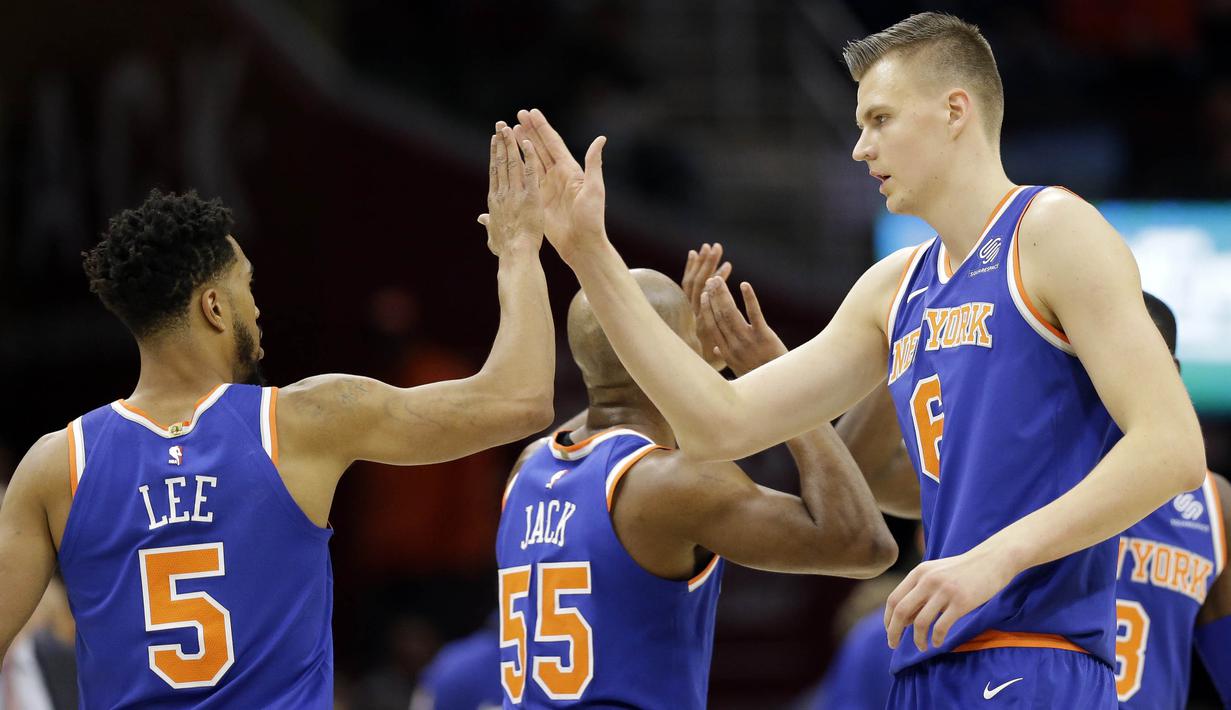 Pebasket New York Knicks, Kristaps Porzingis, merayakan kemenangan atas Cleveland Cavaliers pada laga NBA di Quicken Loans Arena, Cleveland, Minggu (29/10/2017).  Cavaliers kalah 114-95 dari Knicks. (AP/Tony Dejak)
