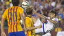Pemain Chelsea Falcao mencoba mencetak gol ke gawang Barcelona dengan melakukan bicycle kick pada Laga International Champions Cup di FedEx Field, AS, Rabu (29/7/2015) pagi WIB. (EPA/Michael Reynolds)