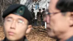 Tiga tentara Korea Utara mengawasi kunjungan Menhan Korsel, Song Young-moo di zona Demiliterisasi Panmunjom, Senin (27/11). Pemerintah Korsel menganggap Korut telah melanggar kesepakatan gencatan senjata di wilayah demiliterisasi. (AP Photo/Lee Jin-man)
