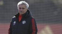 Pelatih Manchester United, Jose Mourinho, saat latihan jelang laga leg pertama 16 besar Liga Champions di Manchester, Rabu (21/2/2018). Manchester United akan berhadapan dengan Sevilla. (AFP/Oli Scarff)