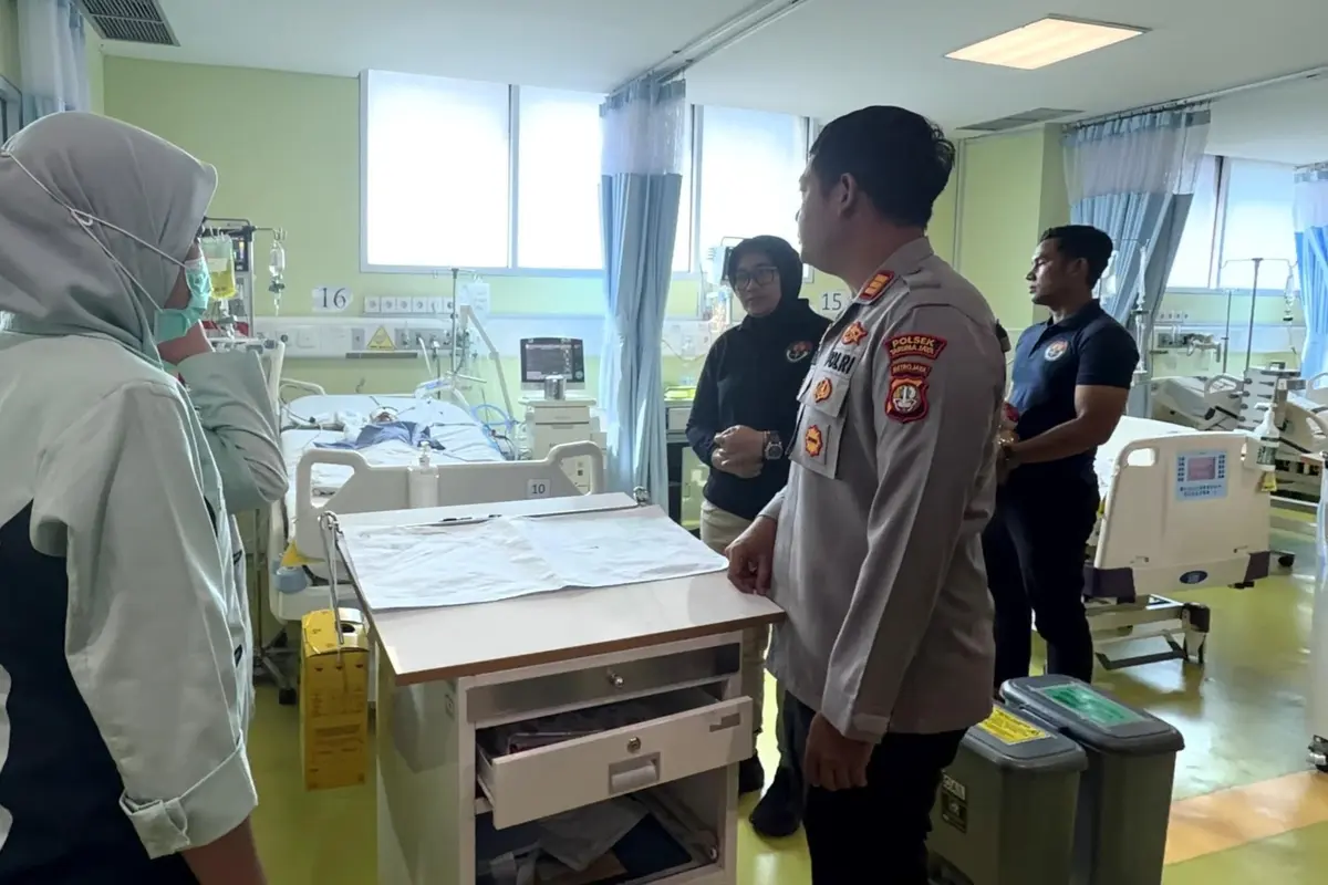 Kapolsek Tarumajaya AKP I Gede Bagus Ariska Sudana menjenguk balita di RSUD Koja yang menjadi korban kekerasan ibu tiri.
