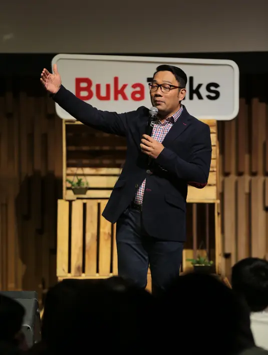“#ReboNyunda *tips rumah tangga : selalu saling menghargai. contoh: tiap pagi janganlah rebutan bedak dan pensil alis,” tulis Ridwan Kamil di bagian akhir captionnya. (Adrian Putra/Bintang.com)