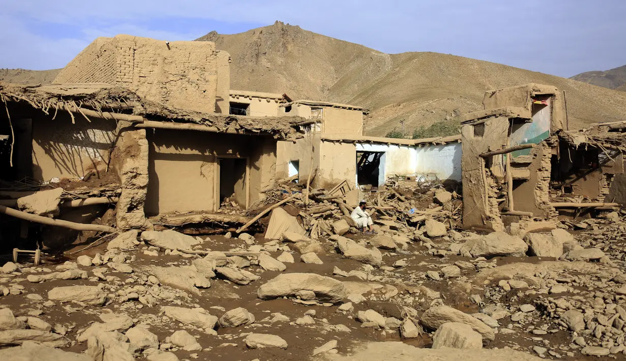 Banjir bandang menghantam ibukota, Kabul, provinsi Maidan Wardak dan Ghazni. Ia menambahkan bahwa sebagian besar korban tewas berada di Kabul barat dan Maidan Wardak. (AP Photo)