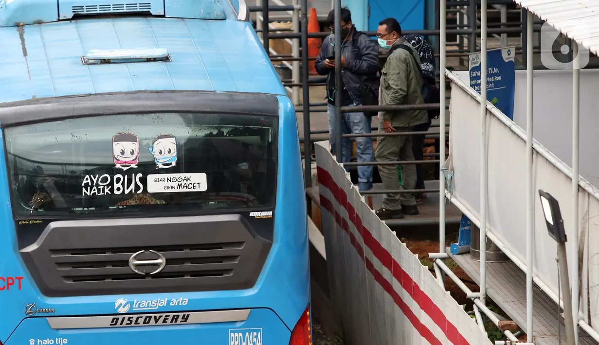Warga bersiap naik bus Transjakarta, Jalan HR Rasuna Said, Jakarta, Kamis (7/1/2021). Untuk menyeragamkan kebijakan pengendalian COVID-19, Gubernur DKI Jakarta akan menerbitkan Pergub untuk Pemberlakuan Pembatasan Kegiatan Masyarakat (PPKM) pada 11-25 Januari 2021. (Liputan6.com/Helmi Fithriansyah)
