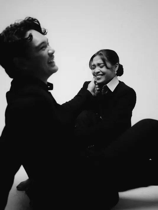 Tentunya, portrait keduanya bisa jadi inspirasi bagi siapapun yang ingin melakukan foto prewedding dengan konsep sederhana.  [Foto: Instagram/ Gregoria Mariska]