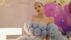 Genap berusia 25 tahun pada 27 Maret 2022, Lisa pun merayakannya bertambahnya usia di Thailand bersama keluarga dan sahabat. Melalui akun Instagram pribadinya, member dari girlgrup Blackpink ini bahkan mengunggah momen pesta ulang tahunnya. (Liputan6.com/IG/@lalalalisa_m)