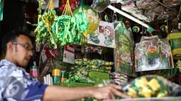 Seorang calon pembeli memilih ornamen hiasan Idul Fitri terpajang dalam toko di Pasar Pagi, Asemka, Jakarta, Kamis (24/6). Jelang Hari Raya Idul Fitri 1437 H, permintaan ornamen hiasan Idul Fitri seperti terus meningkat. (Liputan6.com/Faisal Fanani)