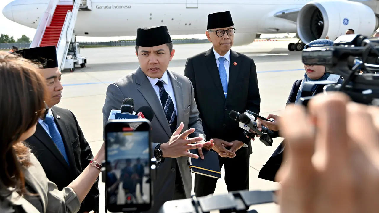 Sekretaris Kabinet (Seskab) Teddy Indra Wijaya di Bandar Udara Orly Paris, Prancis, Selasa (15/7/2025).