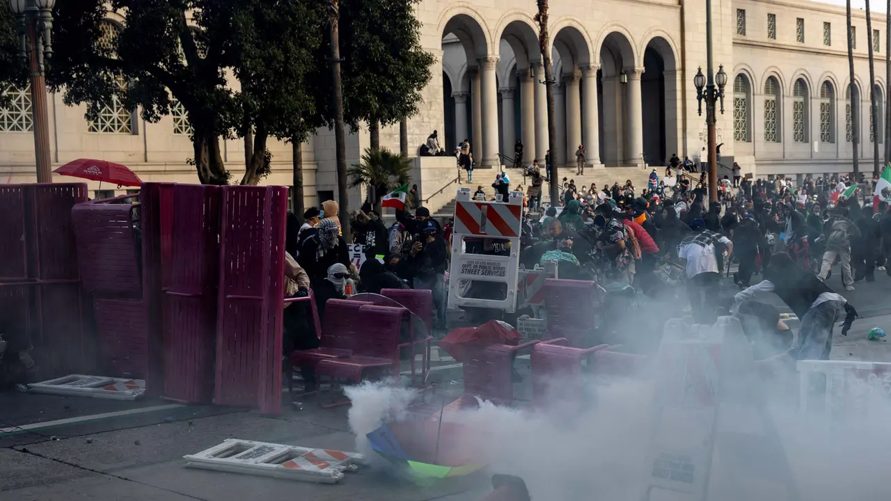 Los Angeles Membara, Pengunjuk Rasa Anti Kebijakan Imigrasi Trump Bentrok dengan Garda Nasional