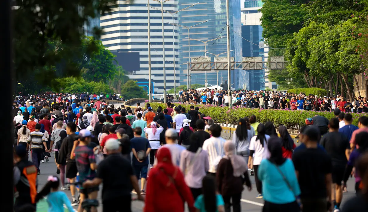 Suasana jalan utama di Jakarta yang biasanya padat dengan lalu lintas kendaraan, berubah menjadi arena aktivitas sehat dan ramah lingkungan. (Kapanlagi.com/Budy Santoso)
