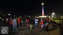 Pengunjung memadati halaman Monumen Nasional, Jakarta, Sabtu (31/12). Dengan alasan keamanan, Pemprov DKI Jakarta membatalkan panggung hiburan malam pergantian tahun di kawasan Monumen Nasional. (Liputan6.com/Helmi Fithriansyah)