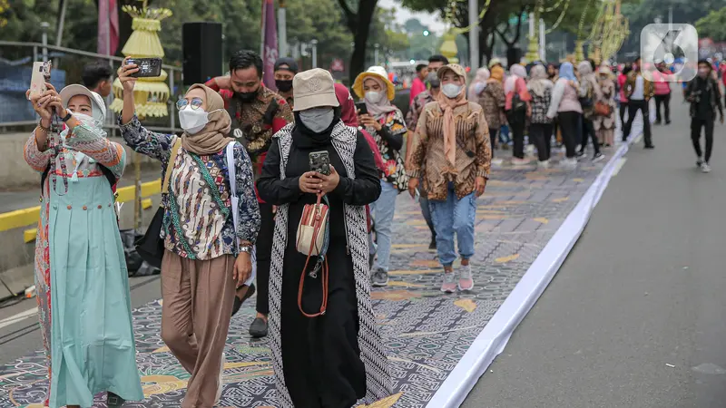 Catwalk Terpanjang Menyambut Hari Batik Nasional 2022