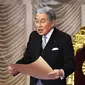 Kaisar Jepang Akihito tengah membacakan pengumuman kerajaan di depan Majelis Tinggi Parlemen di Tokyo pada 8 November 2017 (KAZUHIRO NOGI / AFP)