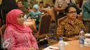 Menteri Sosial Khofifah Indar Parawansa (kiri) dan Menteri Pemberdayaan Perempuan dan Perlindungan Anak Yohana Yambise saat menghadiri Pertemuan Nasional di Jakarta, Jumat (27/11/2015). (Liputan6.com/Faizal Fanani)