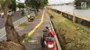 Pengendara sepeda motor memarkirkan kendaraannya di trotoar Danau Sunter, Jakarta, Jumat (19/1). Hal ini dikerenakan kurangnya kesadaran warga yang akhirnya merugikan pengguna trotoar semestinya, yaitu pejalan kaki. (Liputan6.com/Immanuel Antonius)