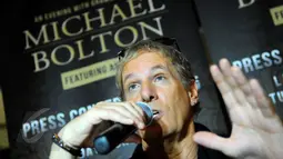 Penyanyi kelas dunia Michael Bolton saat jumpa pers di kawasan Thamrin, Jakarta, Senin (1/6/2015). Michael Bolton akan berduet dengan Anggun pada konser yang akan berlangsung di Kota Kasablanka, Jakarta pada Selasa (2/6). (Liputan6.com/Faisal R Syam)