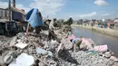 Pemburu besi bekas mengumpulkan besi dari sisa penggusuran pemukiman Bukit Duri, Jakarta, Kamis (29/9). Selain warga, para pemburu besi bekas juga ikut ambil bagian dari sisa-sisa penggusuran pemukiman warga Bukit Duri. (Liputan6.com/Yoppy Renato)