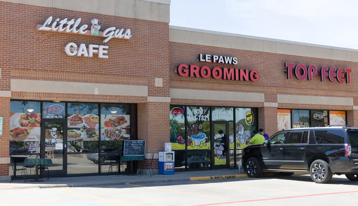 Sebuah kafe dan salon perawatan hewan peliharaan dibuka kembali di Plano, Kota Dallas, Texas, Amerika Serikat, Jumat (1/5/2020). Pada tahap pertama pembukaan kembali kegiatan bisnis, beberapa toko retail, restoran, bioskop, dan pusat perbelanjaan diizinkan untuk dibuka. (Xinhua/Tian Dan)