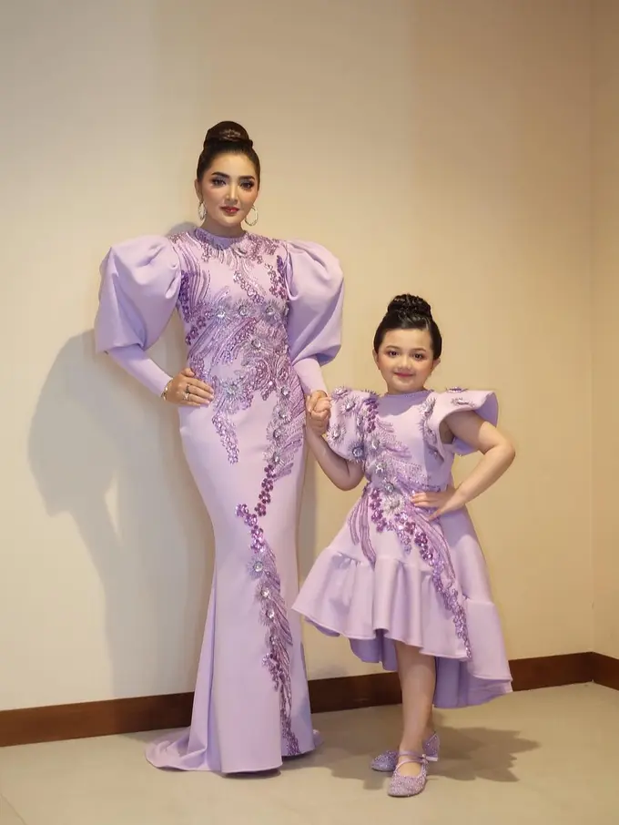 6 Gaya Ashanty dan Arsy saat Pakai Baju Kembar, Kompak Banget