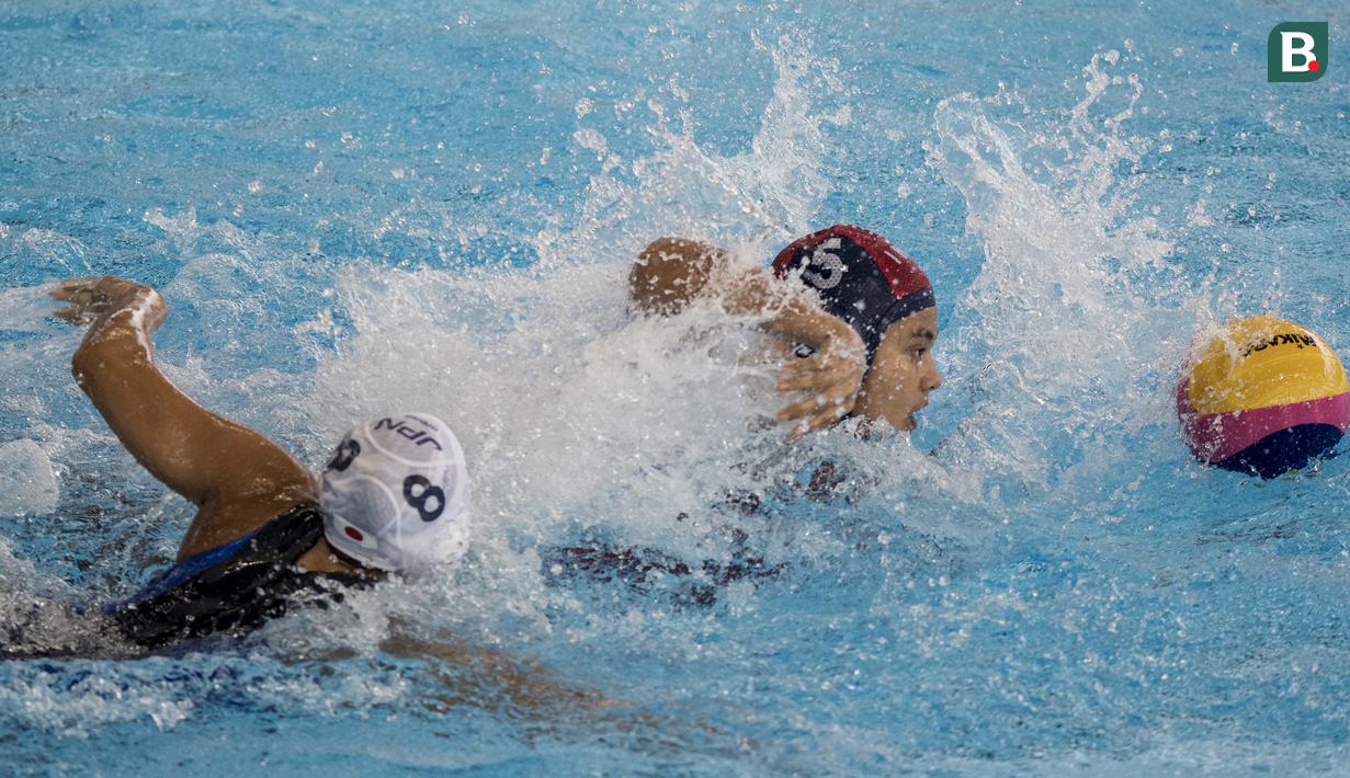 Pemain polo air putri Indonesia, Ivy Nernie, berebut bola dengan pemain polo air Jepang, Yuki Niizawa, pada laga Asian Games di Aquatic Center, GBK, Jakarta, Kamis (16/8/2018). Jepang menang 15–4 atas Indonesia. (Bola.com/Vitalis Yogi Trisna)