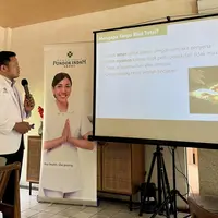 dr. Oryza Satria sedang memaparkan materi mengenai prosedur WALANT (Foto Dok: Dokumentasi pribadi).